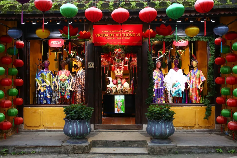 Khách mặc áo sơ mi công sở