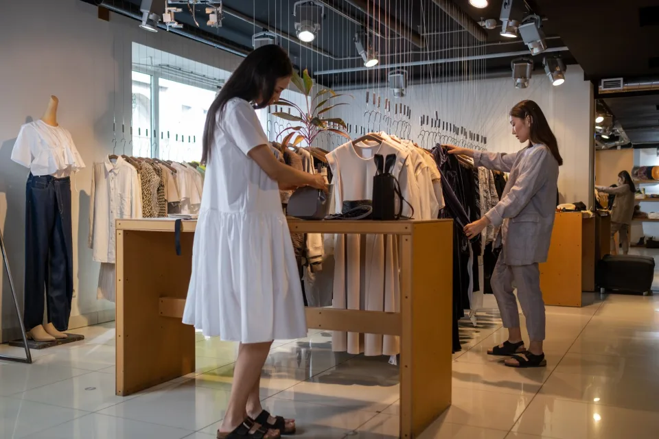 Khách mặc đầm dự tiệc